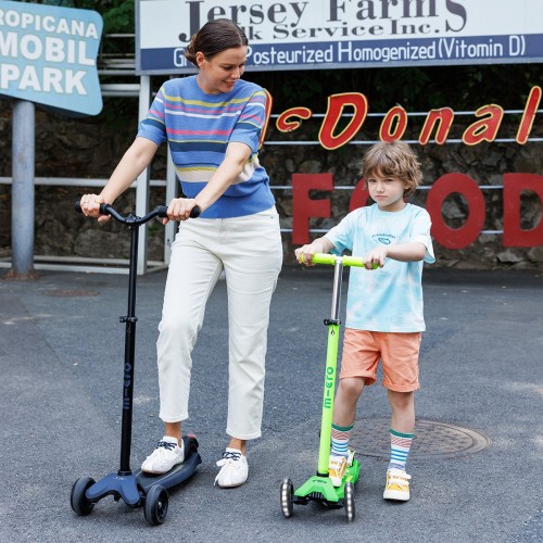 Самокат Micro серии Maxi Deluxe Neon LED - Зеленый попугай (Micro)