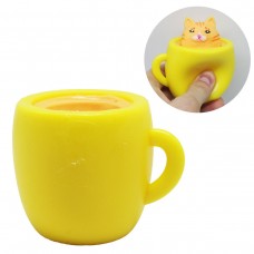 Кошеня в жовтій чашці
