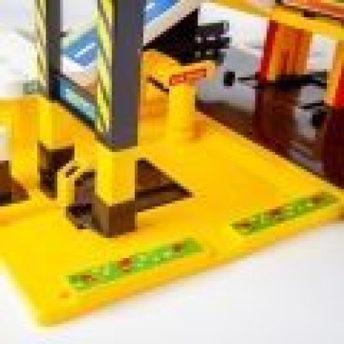 Гараж Сервіс (реалістичний гараж обладнаний ліфтом, що перевозить машинку на потрібний поверх, рампою, авто мийкою, автозаправкою, станцією техобслуговування і багатьма декораціями і наклейками) (Wader)