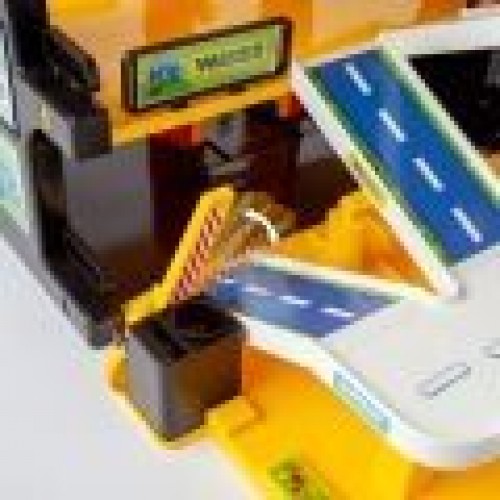 Гараж Сервіс (реалістичний гараж обладнаний ліфтом, що перевозить машинку на потрібний поверх, рампою, авто мийкою, автозаправкою, станцією техобслуговування і багатьма декораціями і наклейками) (Wader)